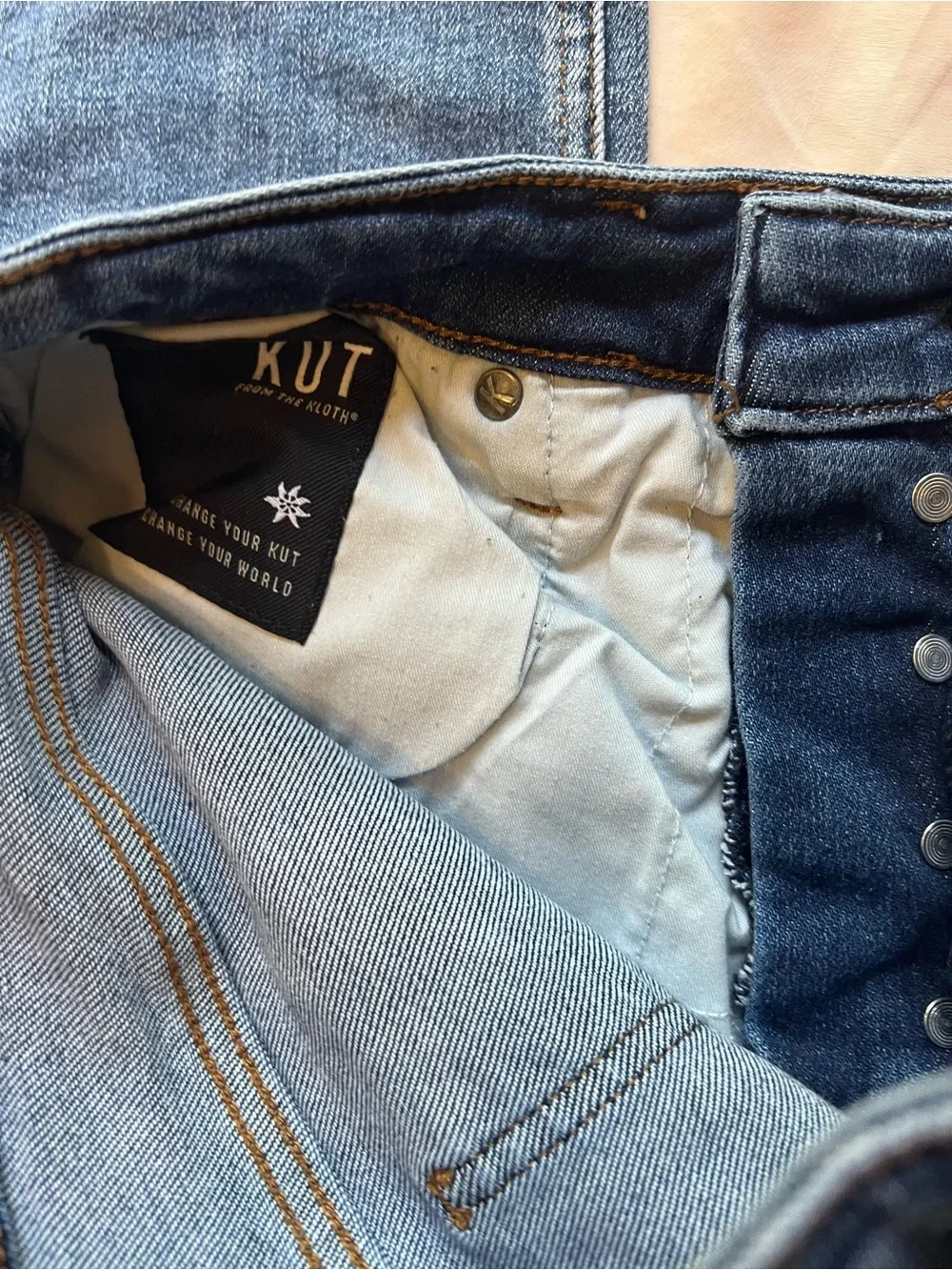 Kut from the Kloth high rise Ab Fab Rachael mom Jean raw him 8 L